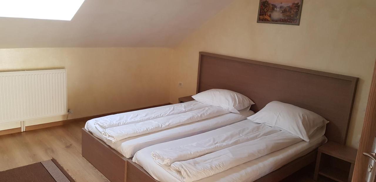 Efm Motel Brezoi Eksteriør billede