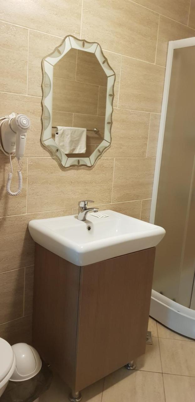 Efm Motel Brezoi Eksteriør billede