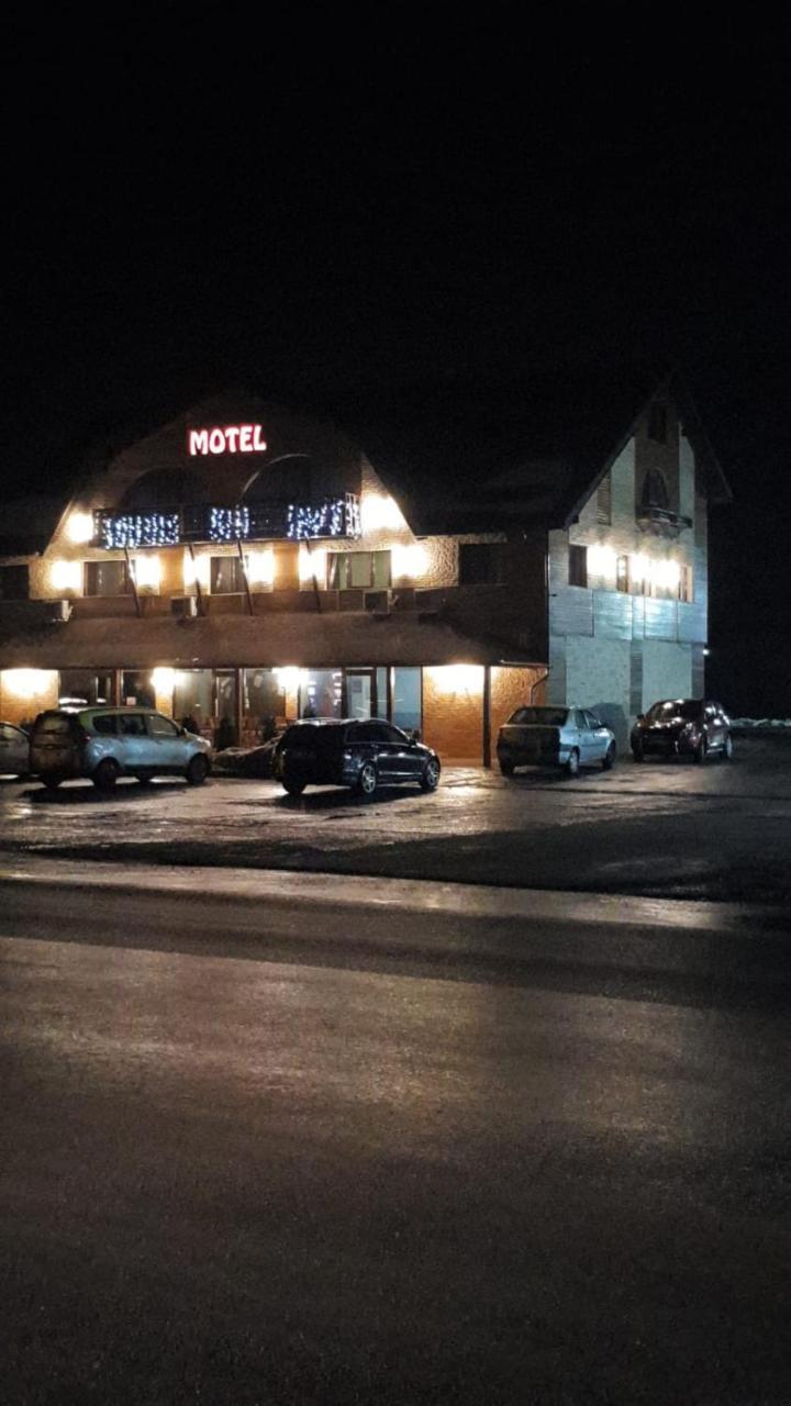 Efm Motel Brezoi Eksteriør billede